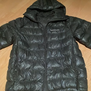 Vinter jacka - Säljer min peak vinterjacka. Skick 9/10 st M