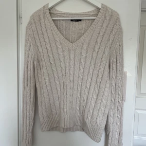 Kabelstickad tröja - Kabelstickad tröja, aldrig använd