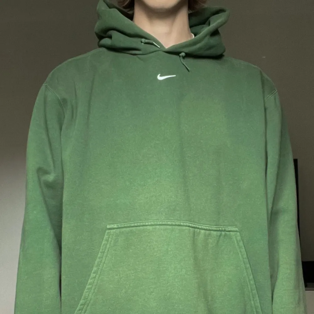 Vintage Nike hoodie med center swoosh i halvskön grön färg. Hoodies.
