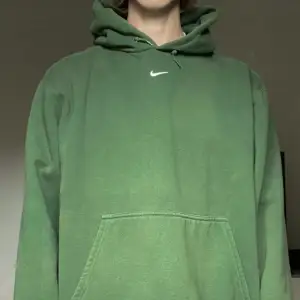 Vintage Nike hoodie med center swoosh i halvskön grön färg