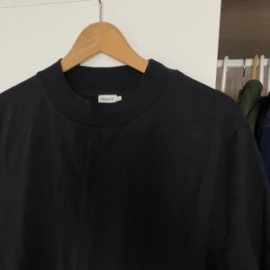 Svart Filippa k t-shirt herr - Super snygg oanvänd Filippa k T-shirt i storlek L men den är mer som en M