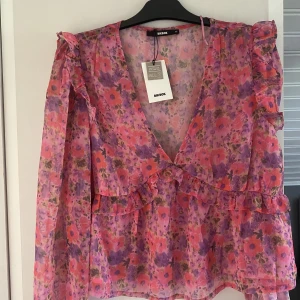 bikbok blus - Säljer denna fina blus ifrån bikbok då den tyvärr inte har kommit till användning! Prislappen är kvar och den är helt oanvänd 🩷