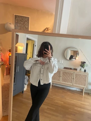 Jeans jacka  - Jeans jacka behövs strykas . Oversize 