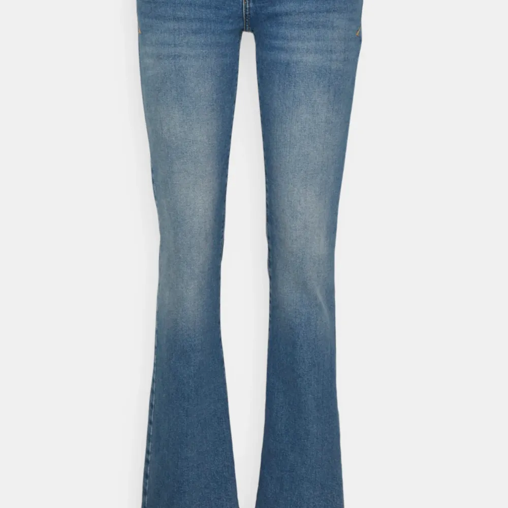 Säljer mina fina LTB jeans i modellen valerie! Jeansen är i jättebra skick och är bra i längd om man är mellan 165-174cm. Storleken är 25/34! Startar budgivning in flera vill köpa! 💕🙏. Jeans & Byxor.