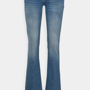 Säljer mina fina LTB jeans i modellen valerie! Jeansen är i jättebra skick och är bra i längd om man är mellan 165-174cm. Storleken är 25/34! Startar budgivning in flera vill köpa! 💕🙏