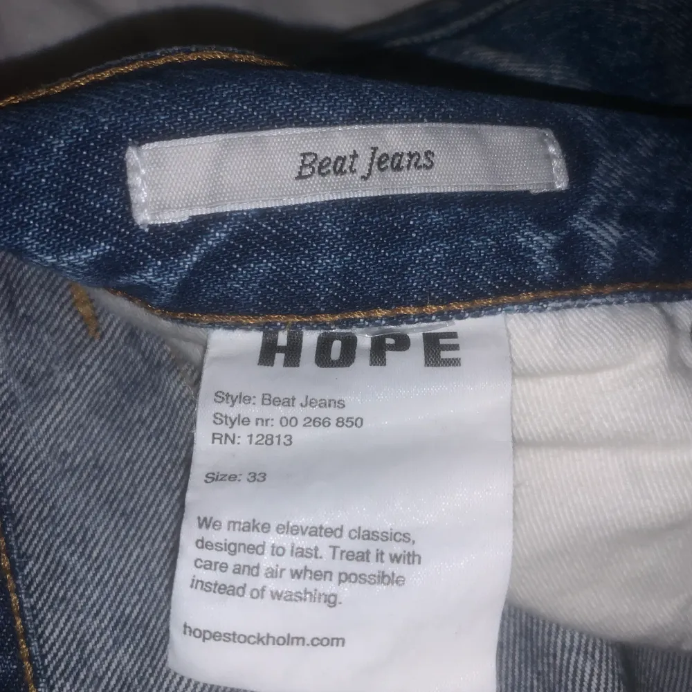 Riktigt fina bootcut jeans i bra skick! Köpt förra vintern och säljer då de tyvärr är för små. Nypris 1900 ❗️sista bild är samma modell men annan färg. Jeans & Byxor.