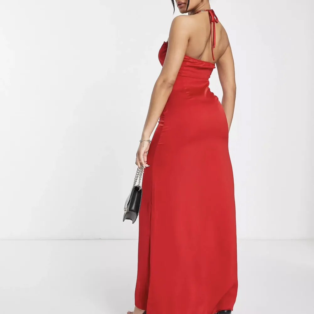 Säljer min röda klänning då jag inte har användning av den. Endast använt den en gång. Storlek 36❤️. Klänningar.