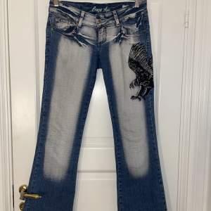 Bootcut jeans  Midjemåttet rakt över är 40cm  och innerbenslängden är 84cm 