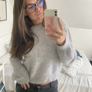 Second female stickad tröja - Second Female stickad tröja i stl XL men råkat tvätta den i tvättmaskin så den är mer en xs-m nu mera om man inte drar ut den lite. Köpte för 1200kr o säljer för ca 350kr pga maskintvätten 🩷