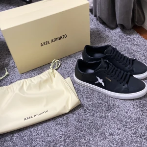 Axel Arigato clean 90 fågel - Tjena, säljer nu mina väldigt fina Arigato skor då jag vill testa ett par andra. Skorna är endast använda 4 gånger och tvättade efter varje gång alla tillbehör följer med! Tveka inte på att höra av er vid eventuella frågor och funderingar. 