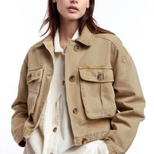 Beige cargojacka - Ej använd beige cargojacka i denim. Kort och boxig modell. Passar stl. 38