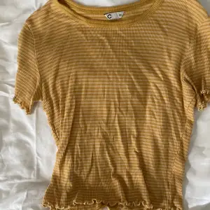 En gulrandig tröja från Cubus. Knappt använd. Storlek XS 