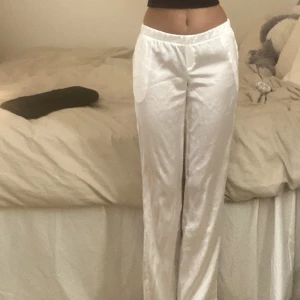 DesignBySi byxor - Säljer dessa populära byxor från Design By Si då jag inte använder dom.🥰lågmidjade i satin material och strl S💘