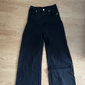 Utsvängda jeans  - Svarta utsvängda jeans från HM. Är använda men finns ingen fläck eller liknande. 
