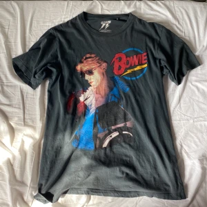T-shirt - As cool David Bowie T-shirt, köpte på carlings för något år sedan. Välanvänd men fortfarande i bra skick.