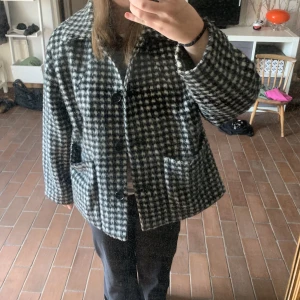 Jacka - Säljer min kappa från Monki 🫶🏼 Perfekt till hösten!