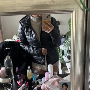 Jacka - En adidas jacka som är as snygg❤️ den har lite små håll där och där tror de är 4 styckna har bild på alla❤️men man kan nog sy ihop dom🌸