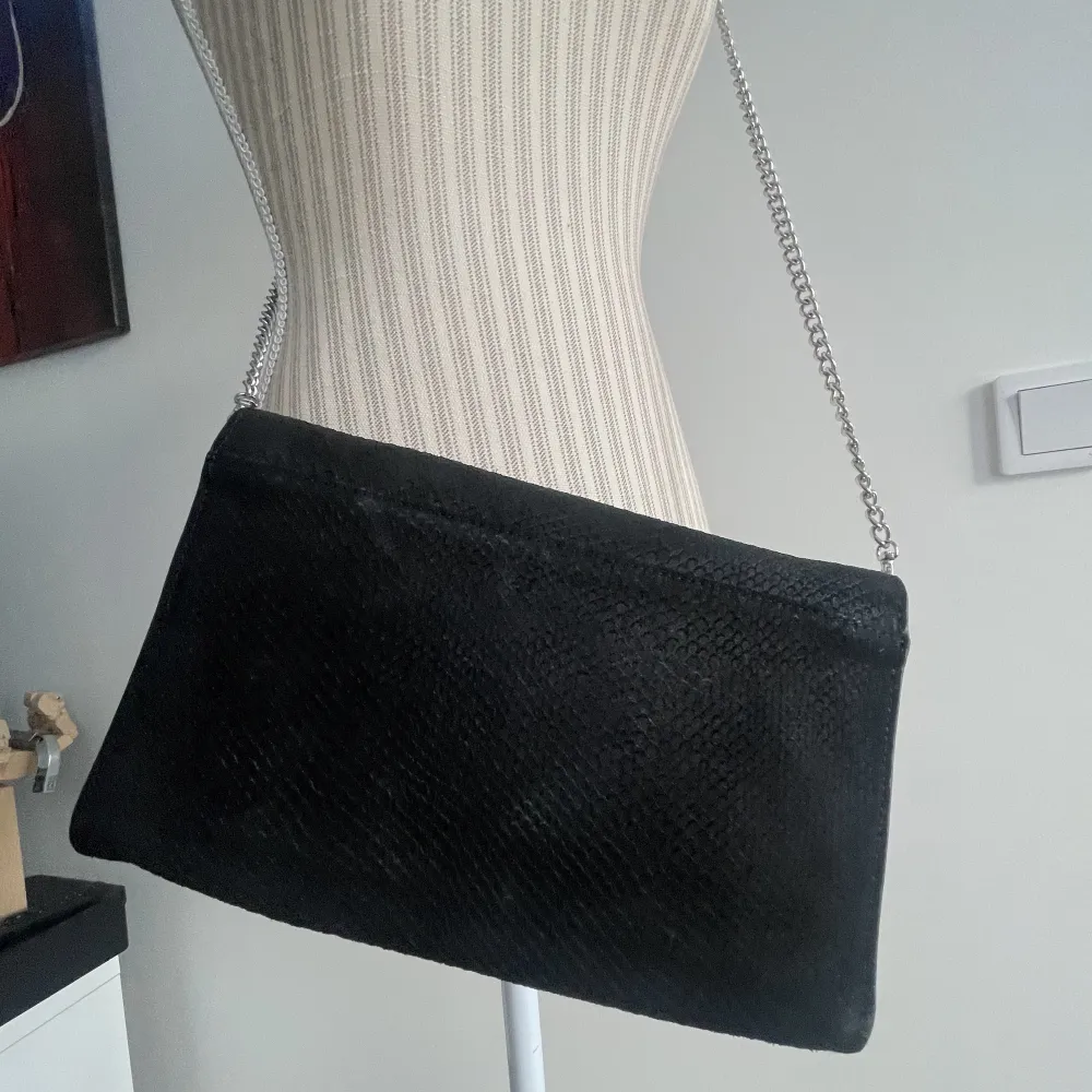 25x16x2,5 cm Mocka clutch H&M. Väskor.