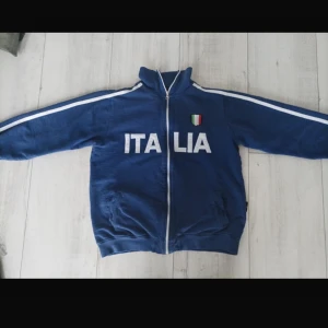 Track jacket - Så cool och snygg y2k tröja. Står ingen storlek men skulle säga att det är en Xs❤️