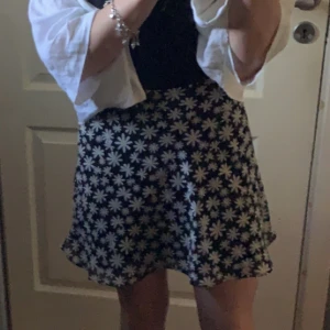 Blommig kjol - Fin blommig kjol med blommor. Från hm💛 finns dragkedja och är näst intill oanvänd!