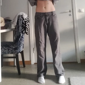 Baggy jeans  - Baggy jeans gråa, insydda så de passar storlek 26, men man kan ta bort de och få en storlek 32.