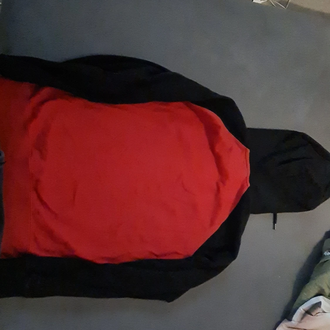 Svart/röd hoodie - 90