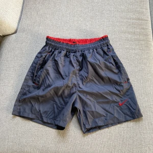 Nike Badbyxor - Säljer ett par riktigt snygga Nike Badbyxor för dom inte passar mig längre. Storlek S. Kan gå ner i pris vid snabb och smidig affär, tveka inte på att skriva om du har några funderingar.