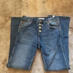 Jätte fina zara jeans med låg midja och knappar. Använt ca tre gånger och säljer för att dem inte kommer till användning. Slutsålt på hemsidan! Ordinarie pris 259kr