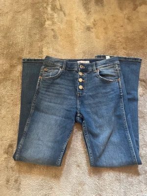 Zara jeans - Jätte fina zara jeans med låg midja och knappar. Använt ca tre gånger och säljer för att dem inte kommer till användning. Slutsålt på hemsidan! Ordinarie pris 259kr