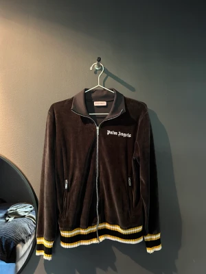 Palm angels tröja - Tröjan är i fint skick, storlek XS, dragkedja på både fickorna funkar utmärkt.  Pris kan diskuteras vid snabb affär   Mvh Hugo 