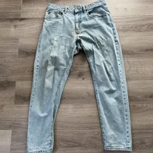 Vailent jeans från Carlings. De har spruckit men ska inte vara en svår lagning för den kunnige, därav priset. Storlek L motsvarar W34L43