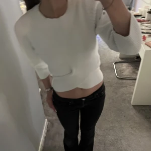 Vit stickad tröja -  stickad tröja som går i kors längst fram! från sellpy men egentligen ifrån Mango. Bara testad och i gott skick 💓