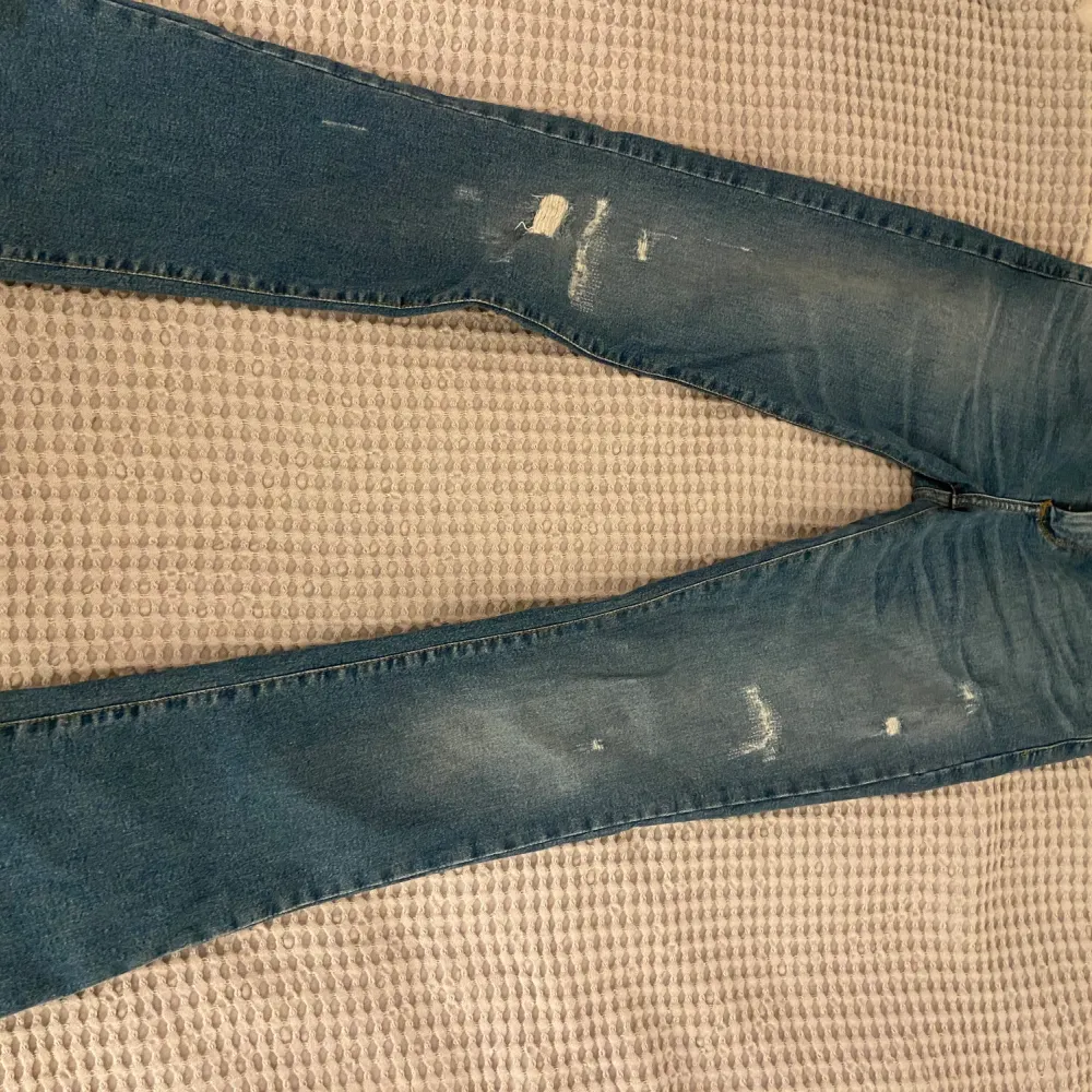 Säljer dessa super snygga LTB jeans som är lowwaist. Dem är i fint skick förutom en defekt vid midjan, en av öglorna för skärp har lossnat o det är ett litet hål. Men ingenting som jag tycker synd när man använder dem🙌🏼. Jeans & Byxor.