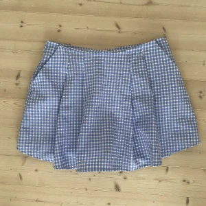 Kjol/shorts - Aldrig använda prislapp kvar kjol fram o shortsback