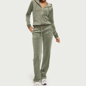 Juicy couture set - Byxa och kofta båda i storlek S Kosta totalt 2500 för båda byxa och kofta säljer de tillsammans för 1000kr, knappt använd ser helt nytt ut
