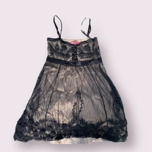 Söt miniklänning - Supersöt klänning med fina broderidetaljer. 