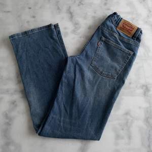 Säljer ett par feta levis jeans i 10/10 skick! Modellen heter 551Z Authentic Straight. Hör av er vid frågor och funderingar!