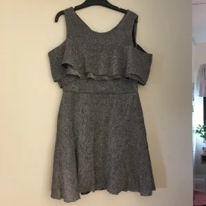 Silver glitter klänning från Zara - Säljer denna sjukt fina klänning, säljs pg av att den är för liten för mig. Kommer ifrån märket Zara❤️ i storlek 140. Priset kan diskuteras