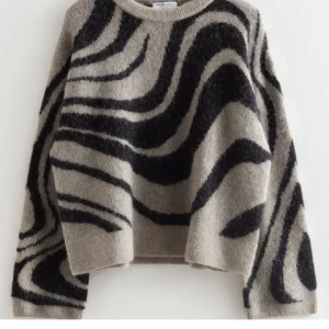 Stickad tröja - Intressekoll på denna tröja från other stories i storlek s i mycket bra skick! Nypris 990kr och jag säljer för 500kr!