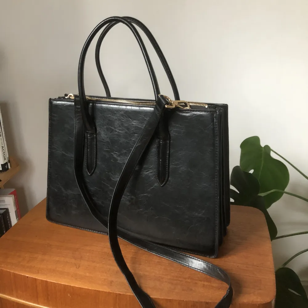 Superfin handväska i läderimitation från H&M, med rem att hänga för den över axeln.. Väskor.