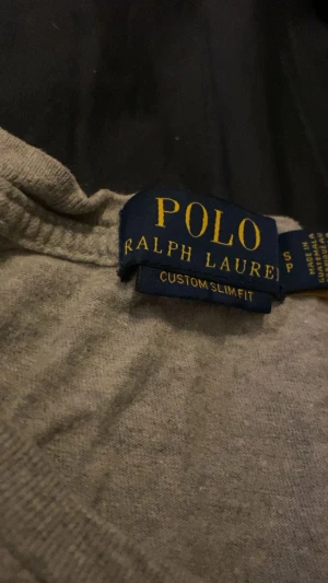 Polo tröja - För liten runt armarna, väldigt bekväm.