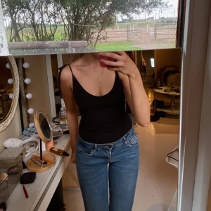 Body - Svart ribbad body med knyte på axlarna