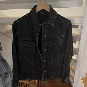 Jeansjacka  - Svart jeansjacka från Vero Moda. Storlek xs. Superfin färg och passform. Perfekt till hösten. Använd ett fåtal gånger. 200 kr. 