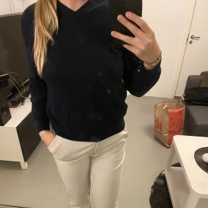 Finstickad tröja - Säljer denna sköna och fina tröja då den nästan aldrig kommer till användning, inga tecken på användning. Den är i storlek M men jag skulle säga att den lutar mer mot S.