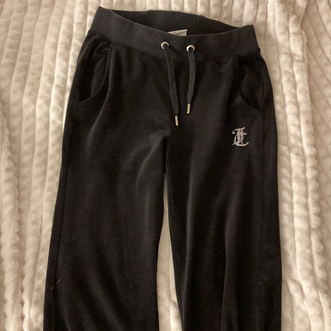 Svarta juicy couture byxor - 90