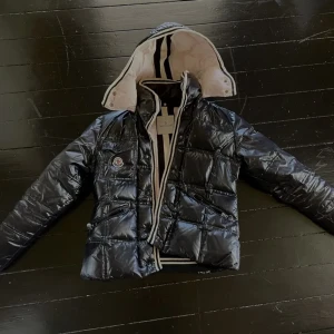 Moncler vinter jacka  - Säljer min gamla vinter jacka. Den är i storlek xs/s, i jätte fint skick. Köpte jackan på Plick förra vintern för 4000kr men nu tyvärr blivit lite för liten nu. (Inte mina bilder) ❤️