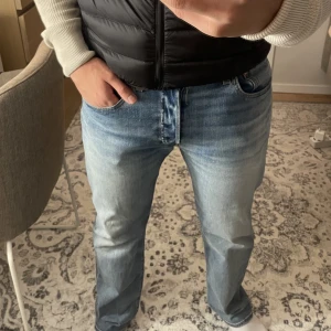 Ljusblå Jeans  - Ljusblåa 501 jeans, märket Levis. Jeansen är knappt använda.   Waist 31 och Lenght 30 (passar mig med waist 32). Pris går att diskutera.