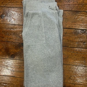 Juicy couture byxor - Säljer nu mina fina juicy couture byxor i storlek S, varan är i mycket gott skick och finns inga tecken på användning 