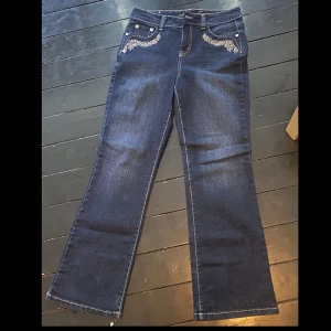 fina jeans med utsmyckning!!! - säljer ett par av mina älsklingsjeans då de knappt används. ger miss me/trueys vibes!! köpta på beyond retro för 600 kr. formen är ganska baggy. midjemått tvärsöver är 39cm och innerbenslängden 74 cm. kontakta gärna innan ni köper och för fler bilder!!