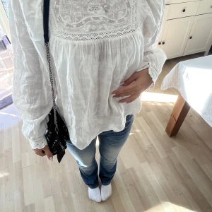 Söt topp från Zara - Säljer denna fina topp från Zara då den inte längre kommer till användning💕